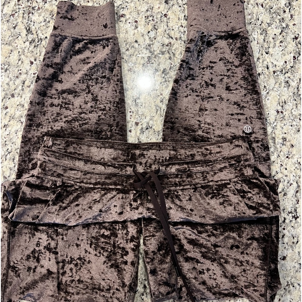 Lululemon ready to crush velvet joggers Sz 6